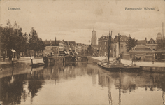 865034 Gezicht op de Stadsbuitengracht te Utrecht met links de Bemuurde Weerd O.Z., centraal de Zandbrug over de ...